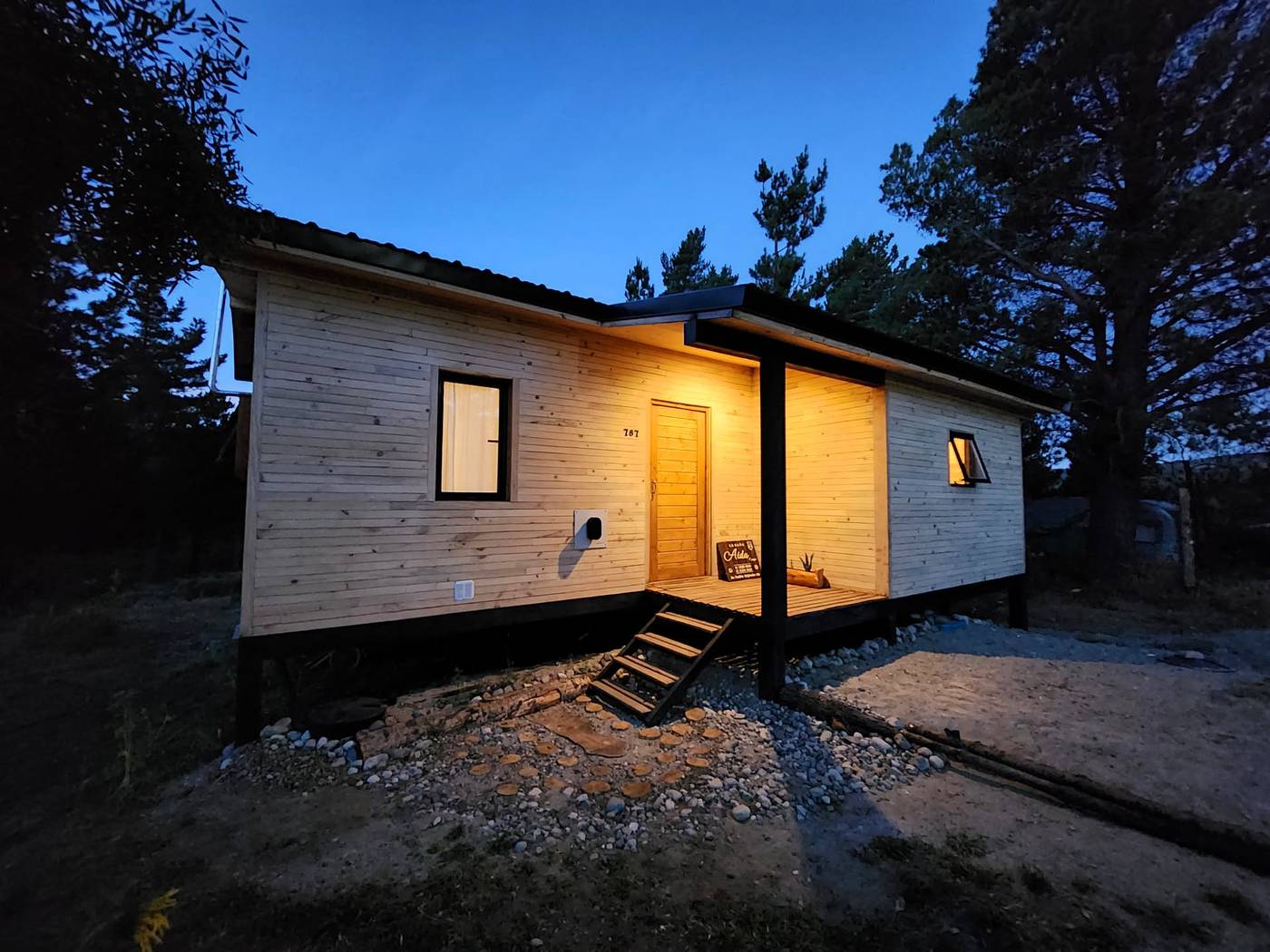 La cabaña iluminada al atardecer