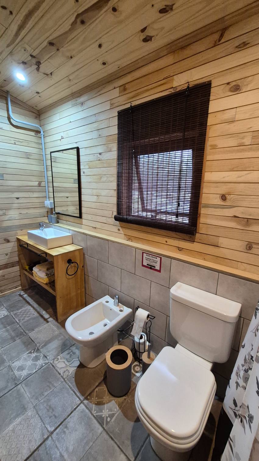 Baño completo con bacha de apoyo, espejo y ducha