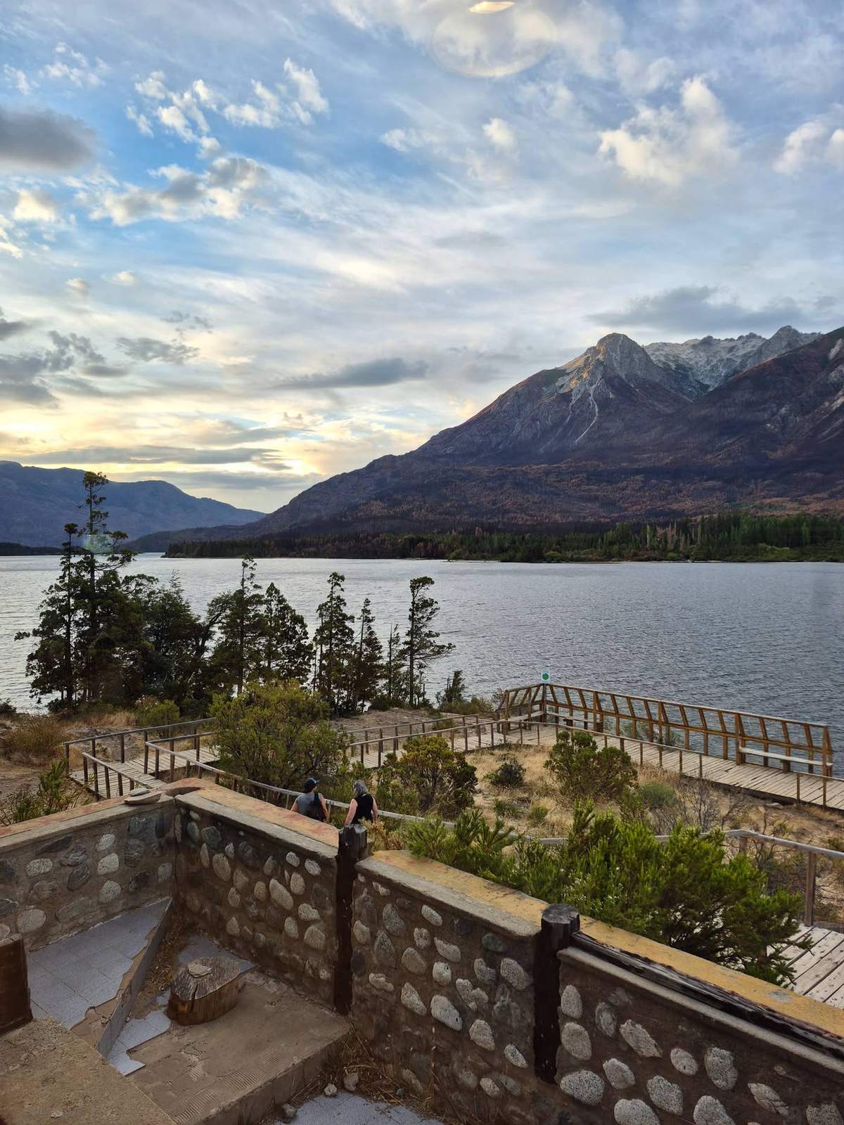 El Lago Epuyén al atardecer, desde el mirador